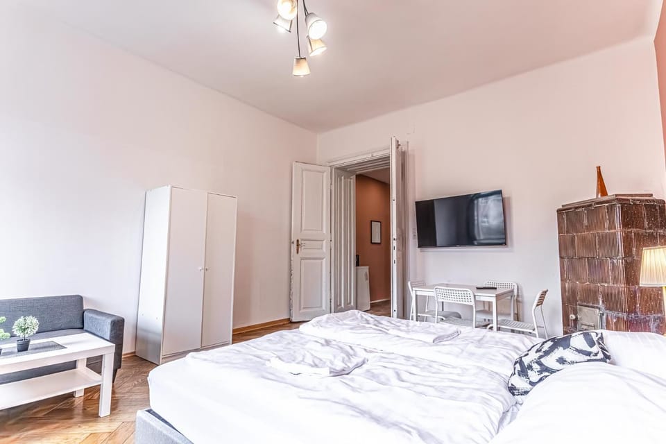 Bed, TV and multimedia, Living room, Photo of the whole room, Seating area, Dining area, Evening entertainment, Bedroom, towels, wardrobe
