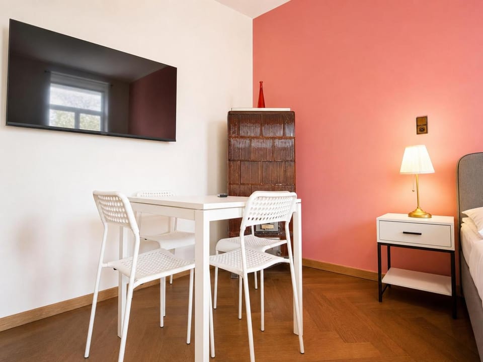TV and multimedia, Seating area, Dining area