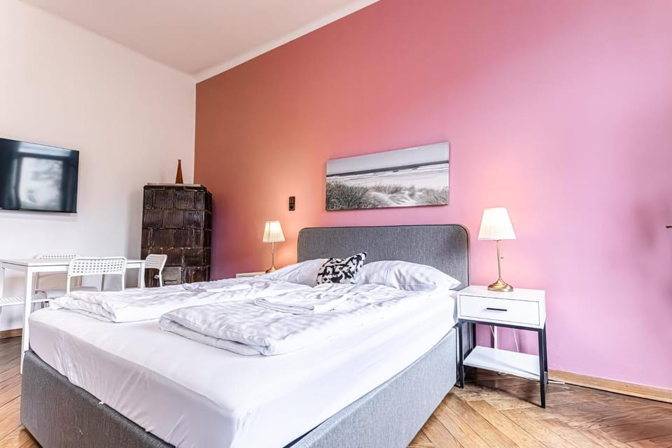 Bed, TV and multimedia, Seating area, Dining area, Bedroom, furniture
