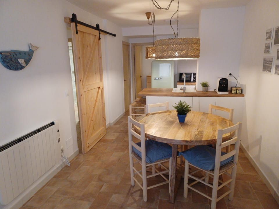Coffee/tea facilities, Kitchen or kitchenette, Dining area, minibar