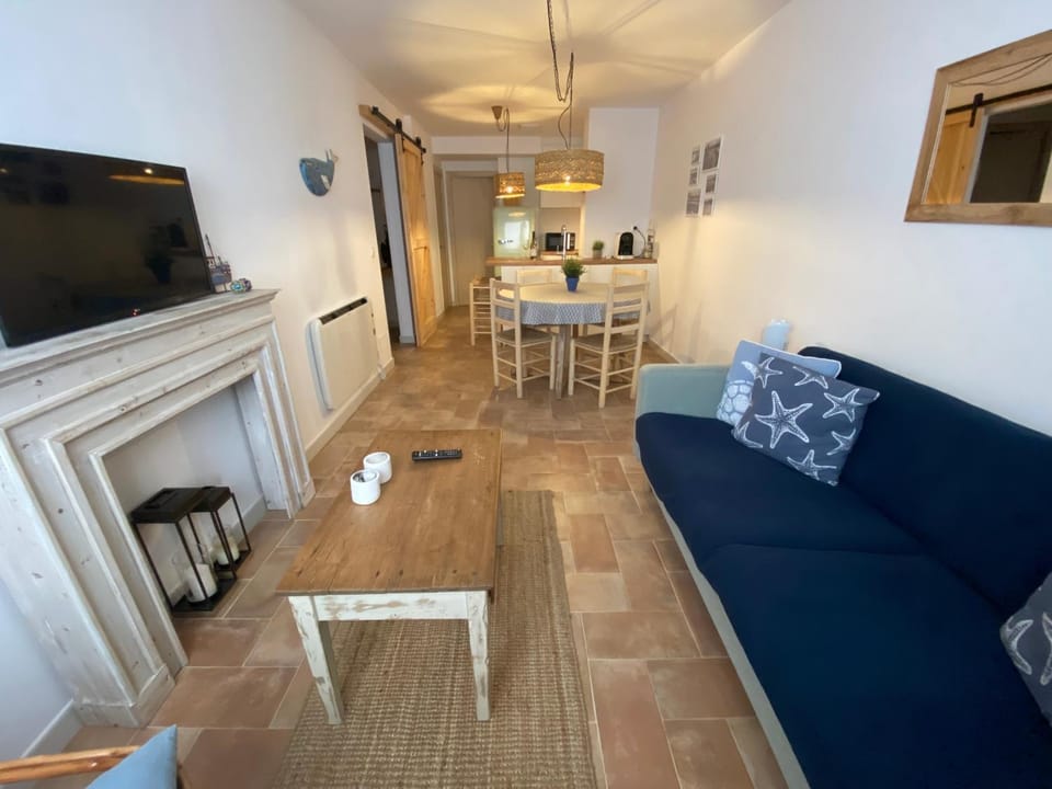 TV and multimedia, Seating area, Dining area