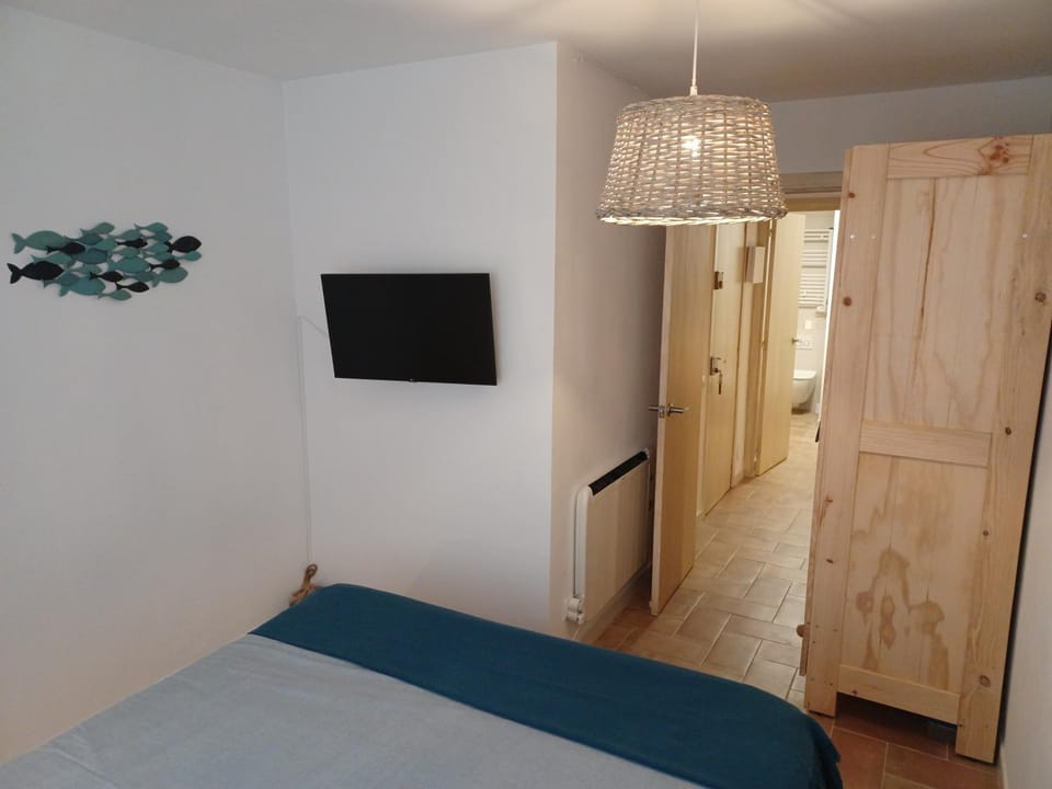 Bed, TV and multimedia, Bedroom, wardrobe