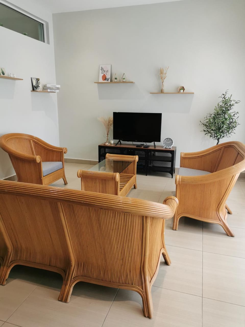 TV and multimedia, Living room, Seating area, Evening entertainment