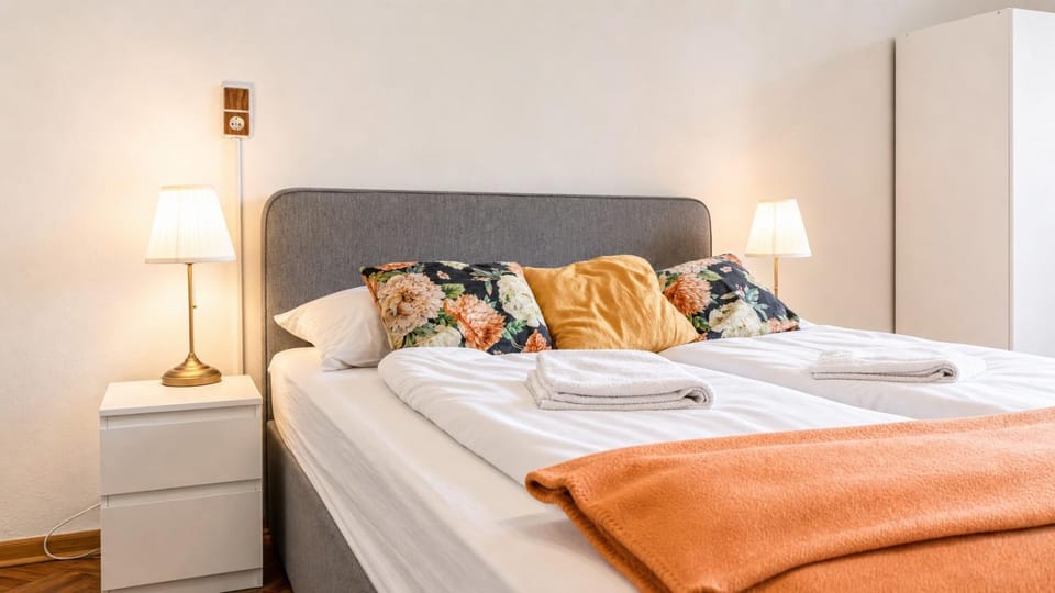 Bed, Bedroom, towels