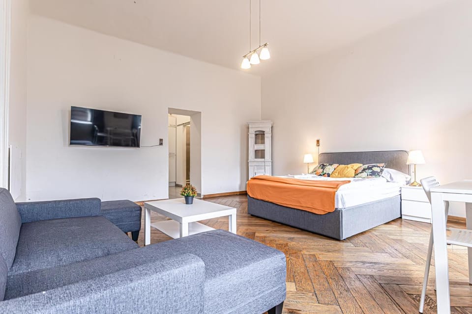 Bed, TV and multimedia, Seating area, Bedroom