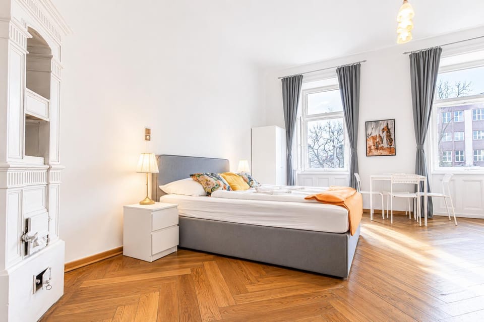 Bed, Seating area, Bedroom