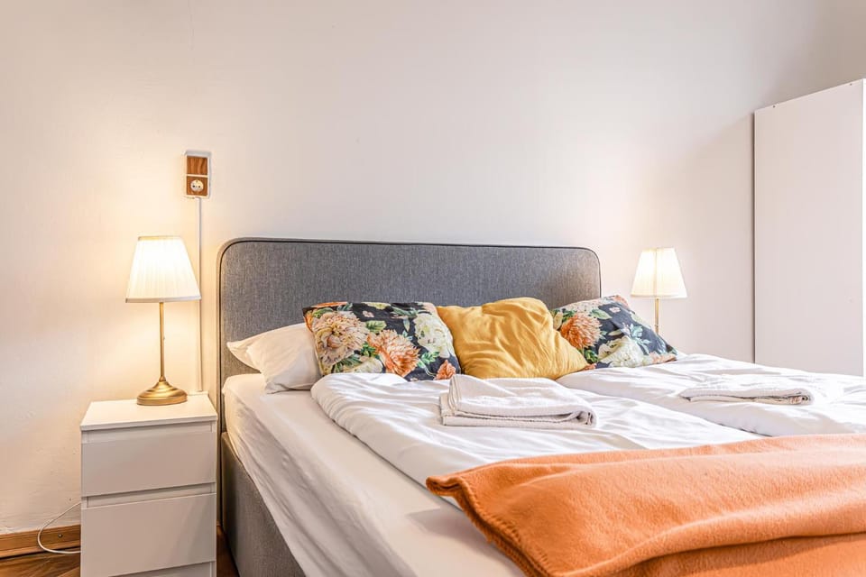 Bed, Bedroom, towels