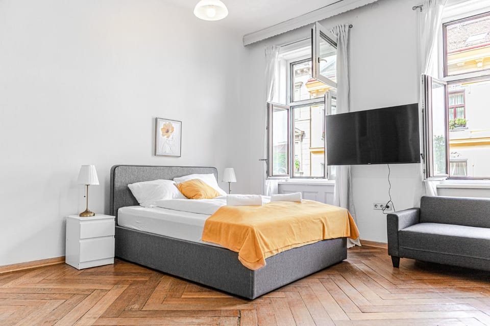 Bed, TV and multimedia, Photo of the whole room, Bedroom, towels