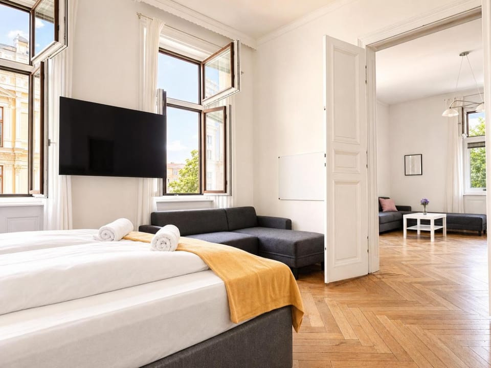 Bed, TV and multimedia, Seating area, Bedroom