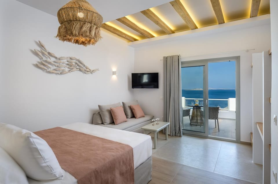 View (from property/room), Seating area, Bedroom, City view, Sea view