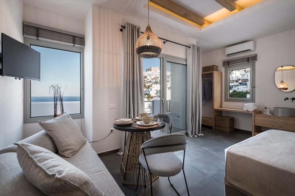 Bed, View (from property/room), Seating area, Dining area, Landmark view