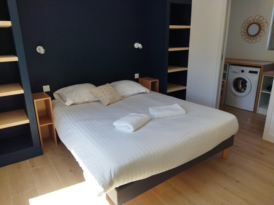 Bed, Photo of the whole room, internet, storage, washing machine