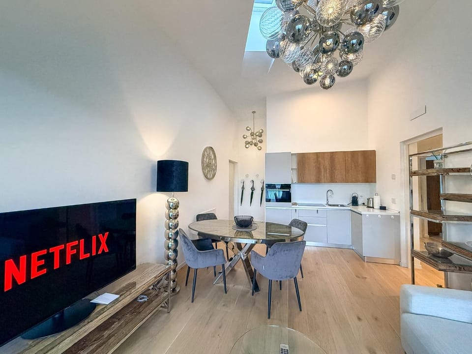 Communal lounge/ TV room, TV and multimedia, Kitchen or kitchenette, Living room, Seating area, Dining area, Evening entertainment, minibar