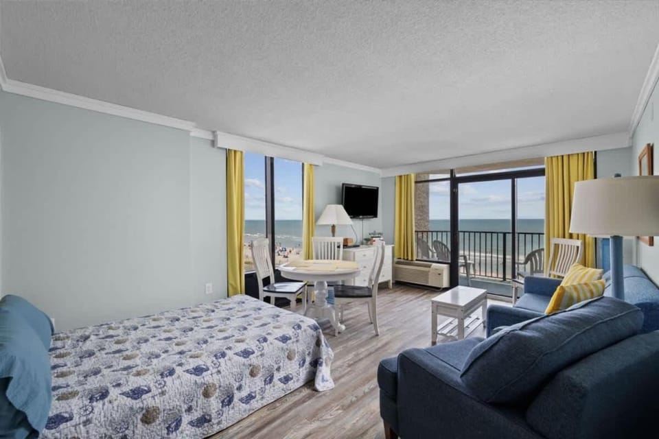 *OCEANFRONT FRESH RENO*KING Bed*Pool*Hot Tub*Approved Dogs*W54 House in Myrtle Beach