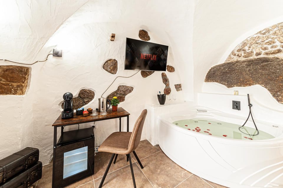 ROMANTIC LOFT WITH JACUZZI IN THE CASTLE Apartment in Castelsardo