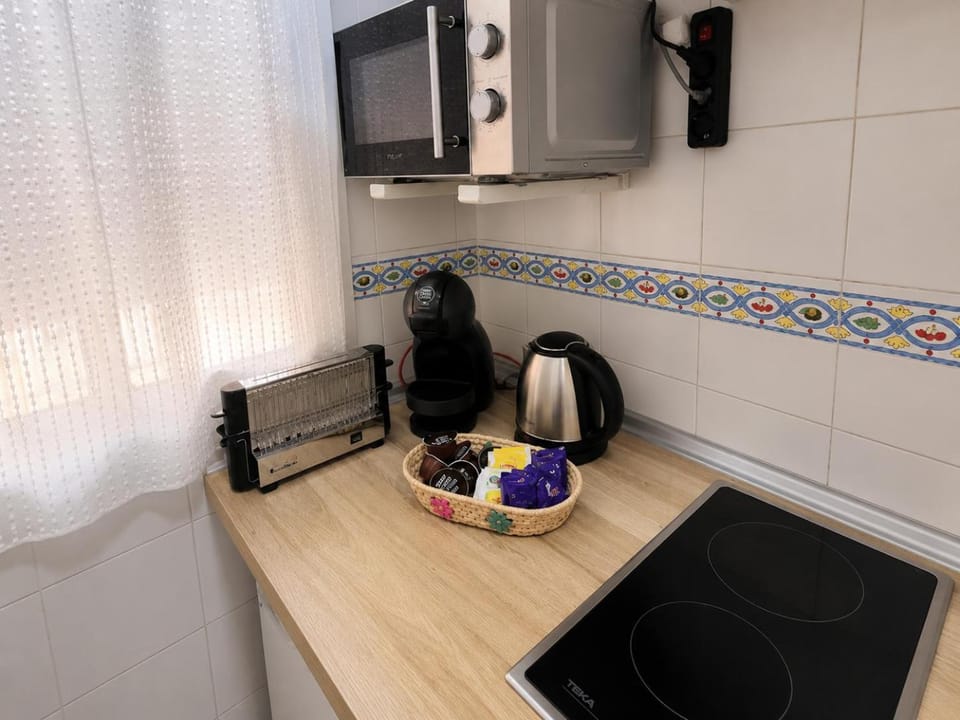 Coffee/tea facilities, microwave, stove, toaster