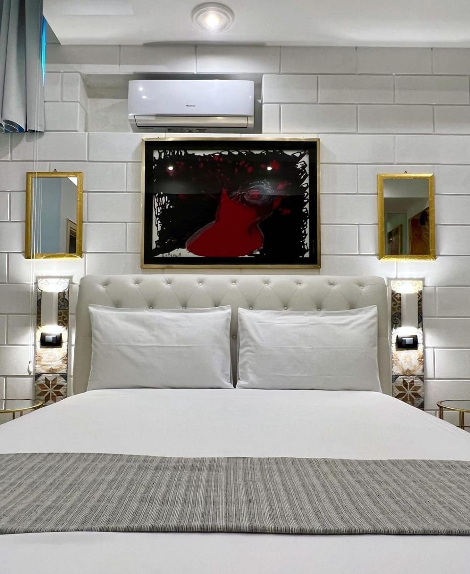 Photo of the whole room, Bedroom