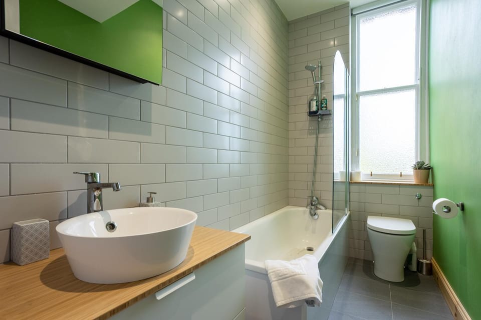 Newly renovated 1 Bedroom Apartment Near Charming Newhaven Apartment in Edinburgh