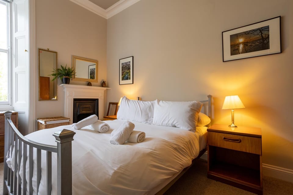 Newly renovated 1 Bedroom Apartment Near Charming Newhaven Apartment in Edinburgh