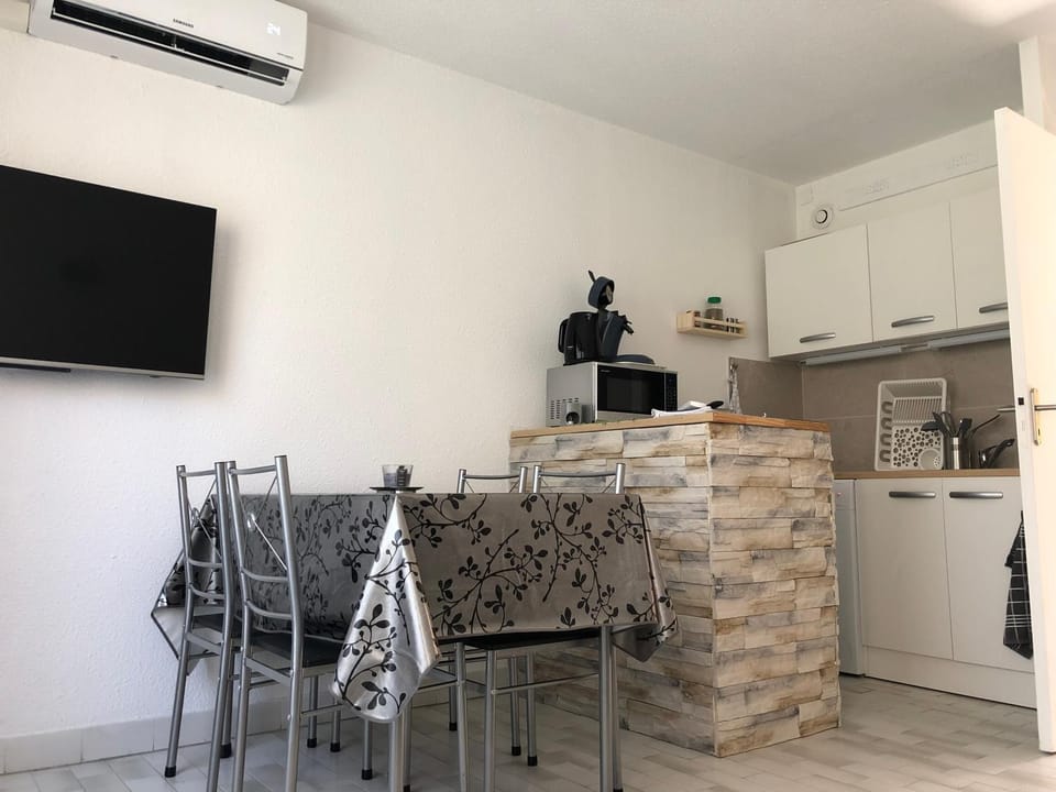 Charmant studio climatisé pinède 1 min de la mer Apartment in Sanary-sur-Mer