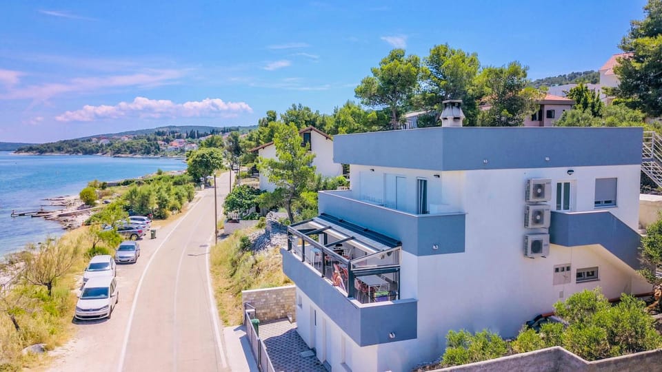Property building, Day, Neighbourhood, Natural landscape, Mountain view, Sea view, Street view, Location, Parking