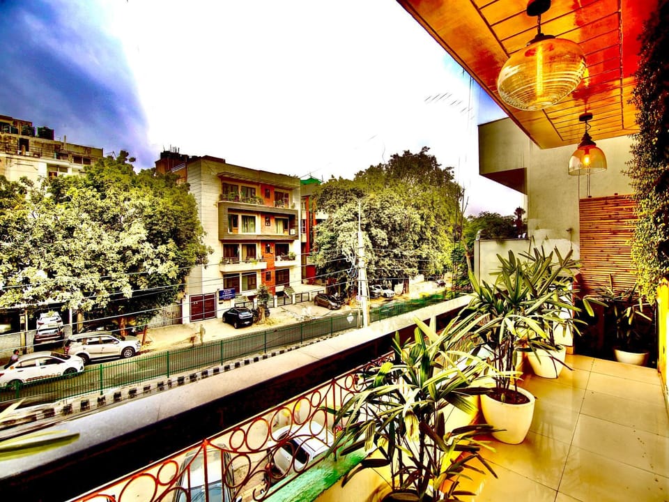 Property building, Day, Neighbourhood, Balcony/Terrace, Street view, Location, Parking