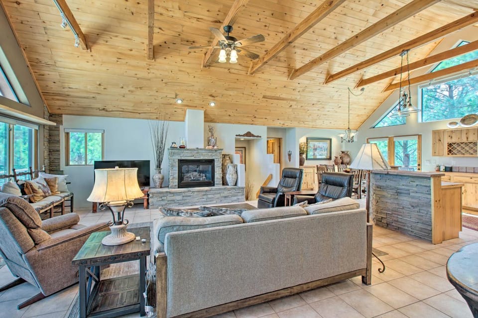 Stunning Angel Fire Cabin w/ Hot Tub & 3 Decks! Cabin in Angel Fire