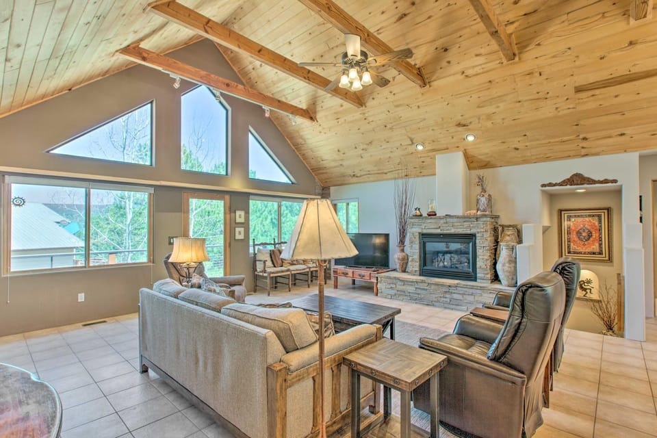Stunning Angel Fire Cabin w/ Hot Tub & 3 Decks! Cabin in Angel Fire