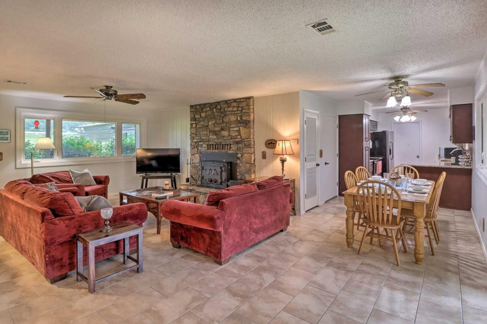 Norfork Getaway: Walk in White River Access! House in Arkansas