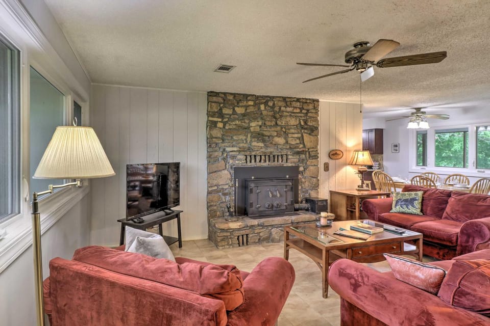 Norfork Getaway: Walk in White River Access! House in Arkansas