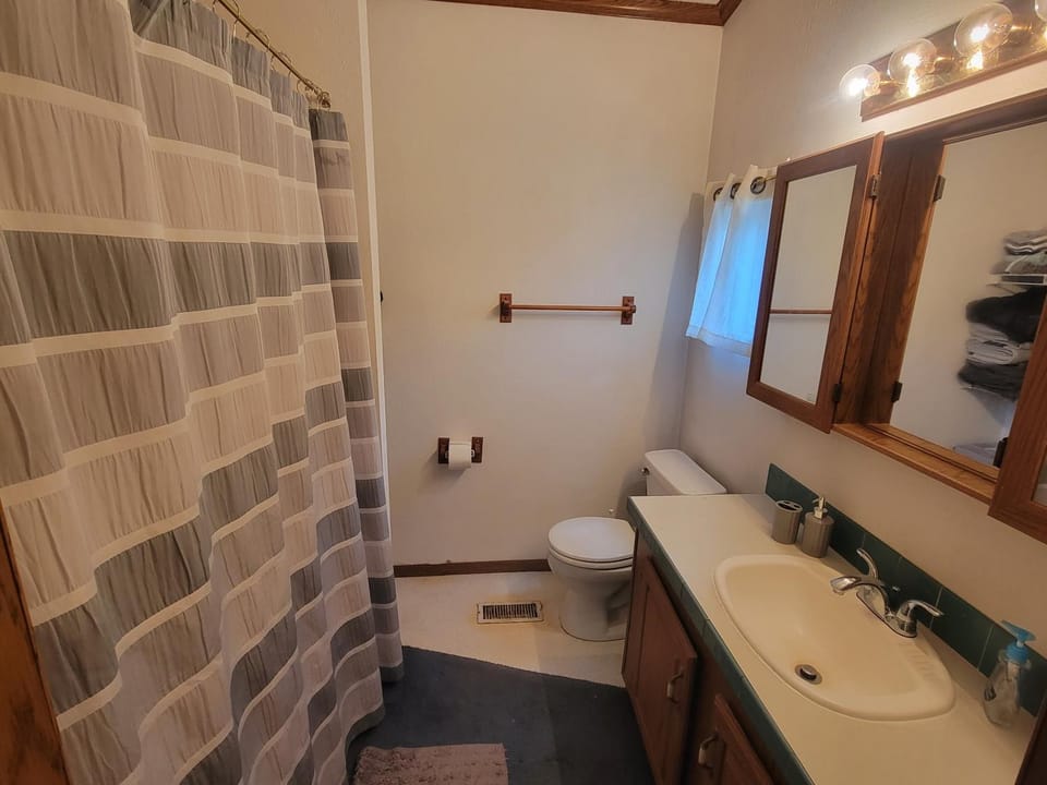 Camp Not Found - 3 Queen Bedrooms by the lake House in Lake Erie