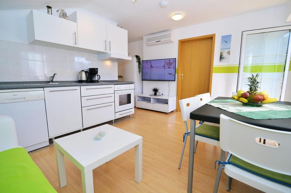 Communal lounge/ TV room, TV and multimedia, Kitchen or kitchenette, Dining area