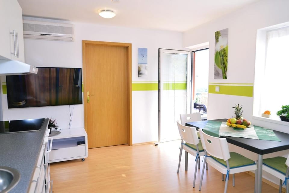 Communal lounge/ TV room, TV and multimedia, Kitchen or kitchenette, Dining area