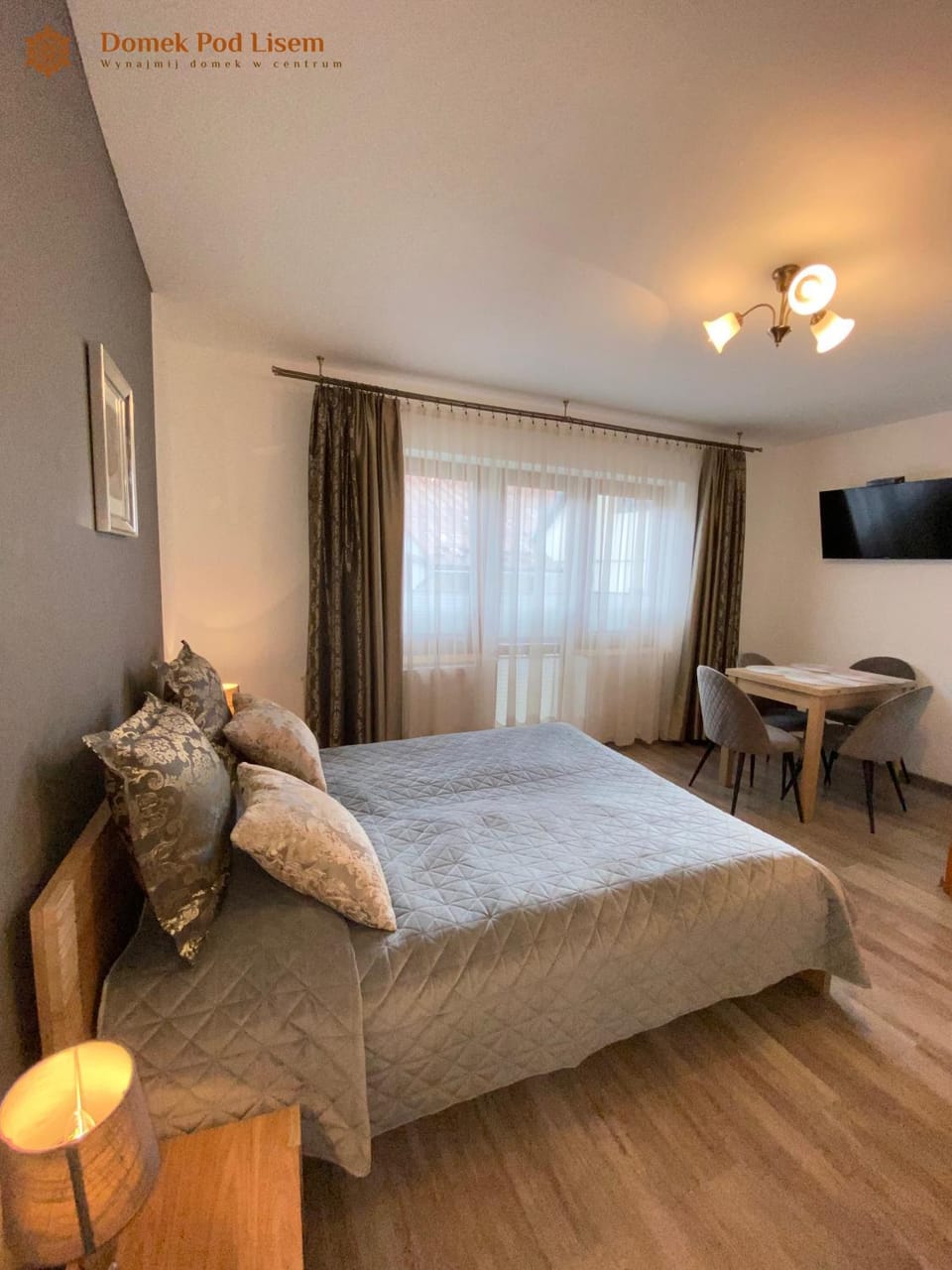 Bed, TV and multimedia, Photo of the whole room, Seating area, Bedroom