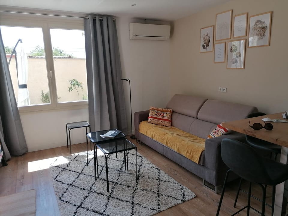 Living room, Seating area, air conditioner