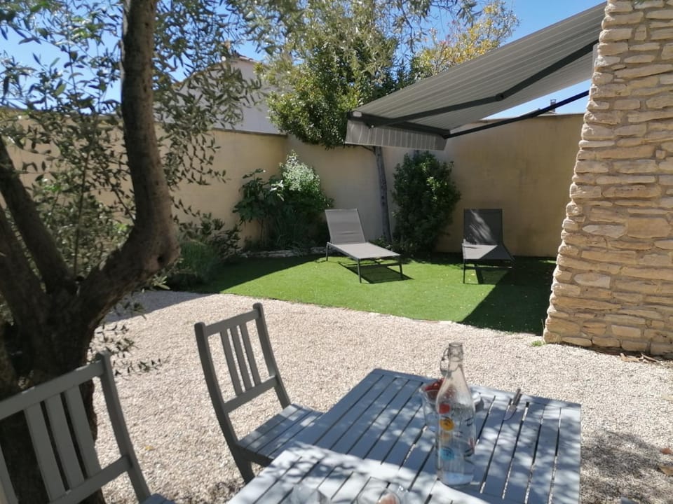 Property building, Patio, Spring, Day, Garden, Dining area, Garden view