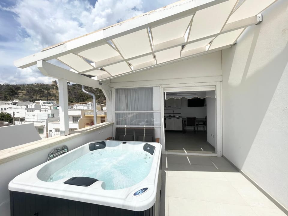Patio, Natural landscape, Hot Tub