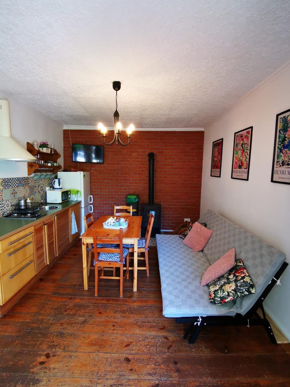 Kitchen or kitchenette, Living room, fireplace