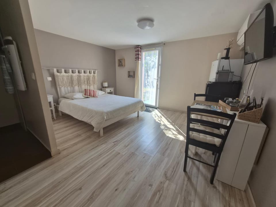 Chambre d hôtes indépendante dans village médiéval Bed and Breakfast in Occitanie