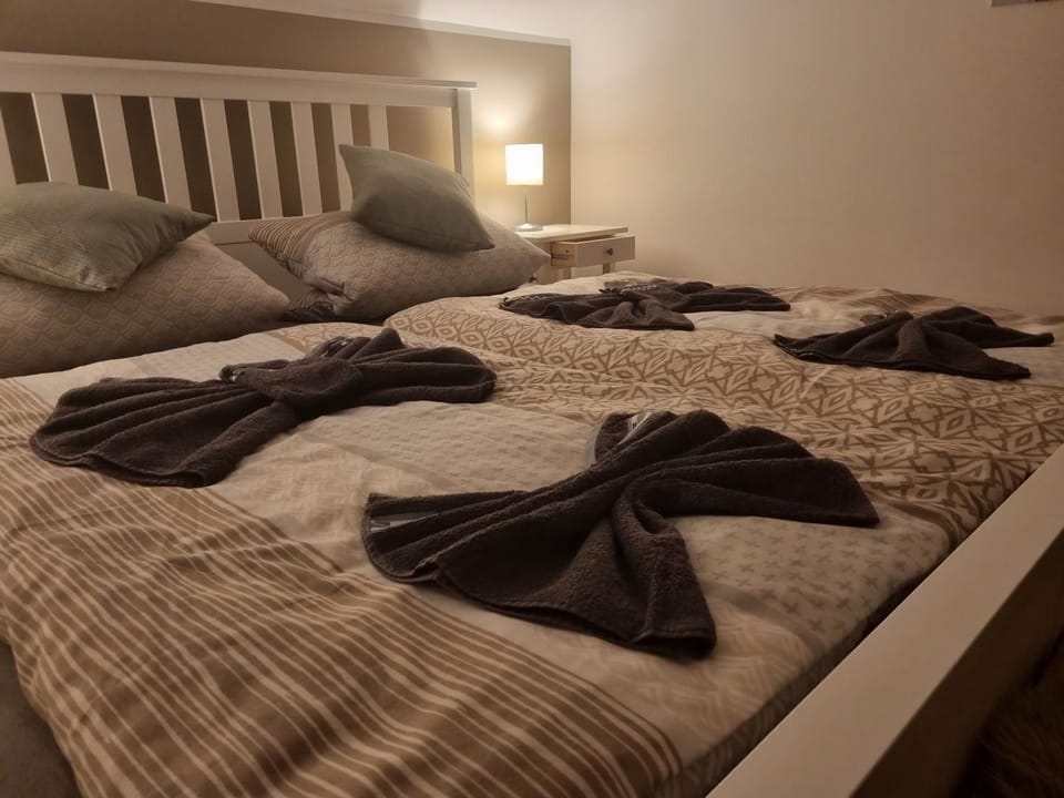 Bed, Bedroom, towels