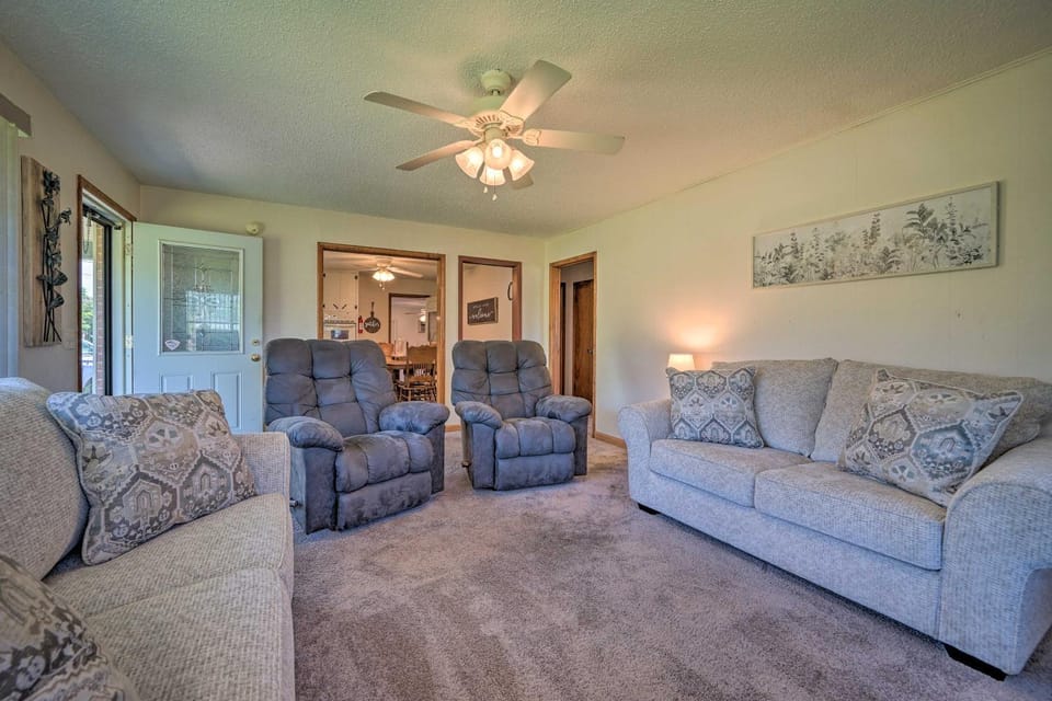Charming Clayton Home ~ 4 Mi to Sardis Lake! House in Oklahoma