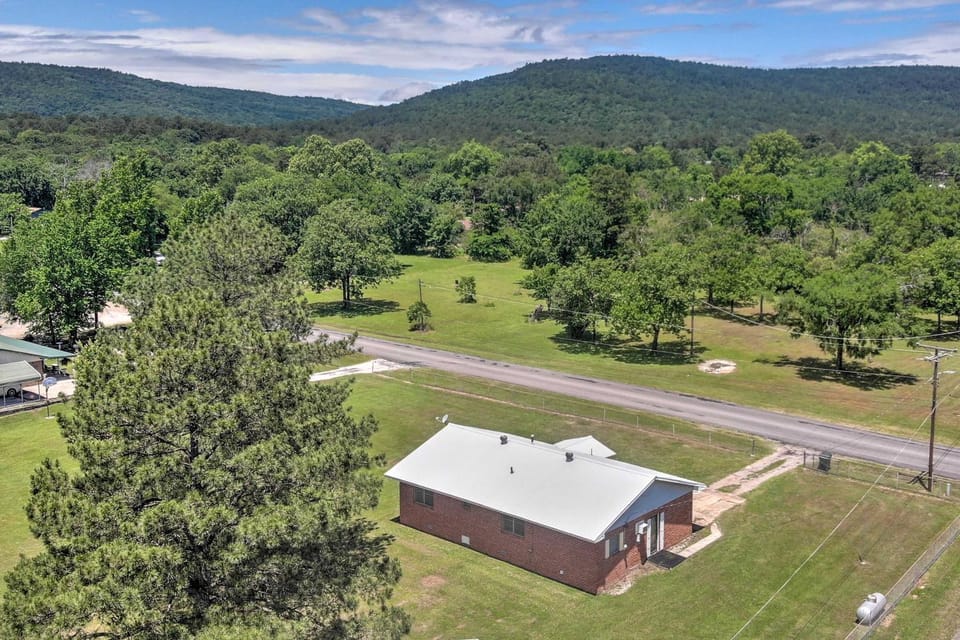 Charming Clayton Home ~ 4 Mi to Sardis Lake! House in Oklahoma