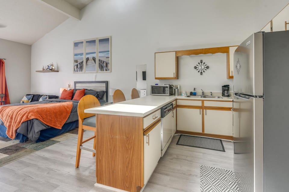 Baytree Golf Colony Studio ~ 5 Mi to Beach! Apartment in Little River