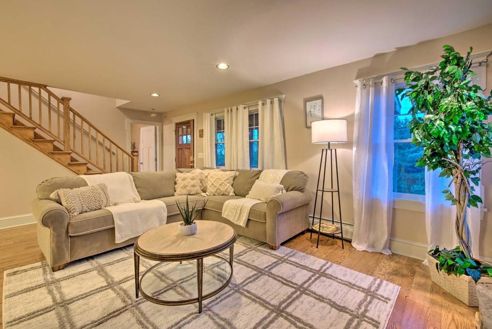 Large Yard + Games: ‘Edgewater Escape’ in Paupack! House in Lake Wallenpaupack