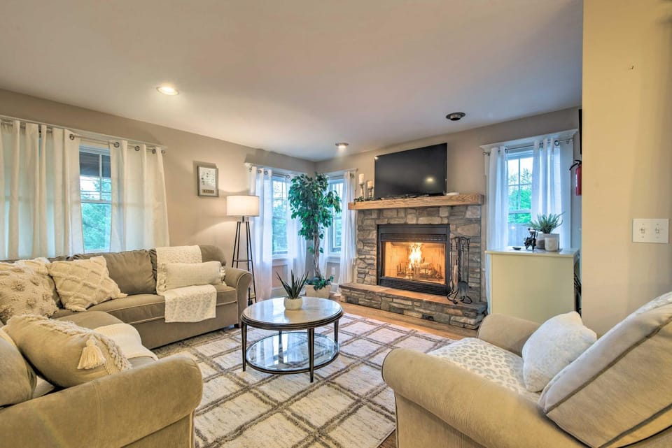 Large Yard + Games: ‘Edgewater Escape’ in Paupack! House in Lake Wallenpaupack