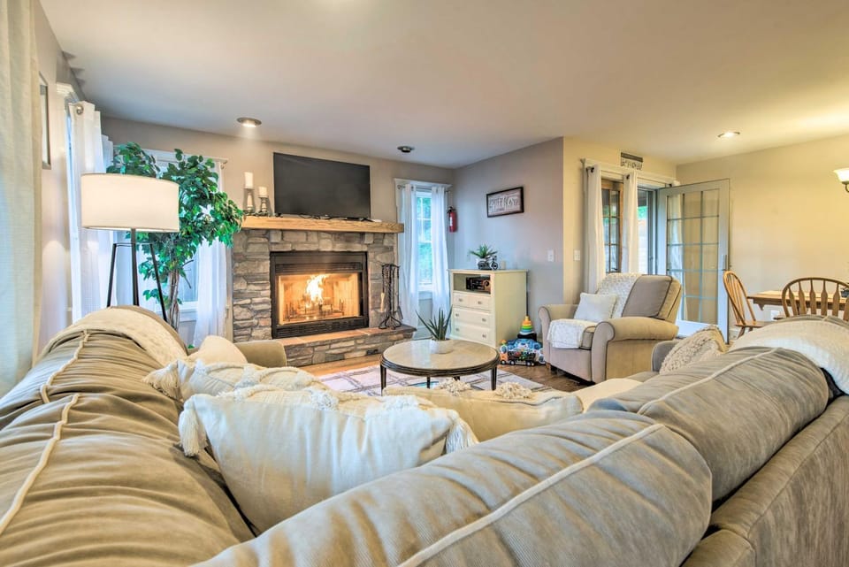 Large Yard + Games: ‘Edgewater Escape’ in Paupack! House in Lake Wallenpaupack