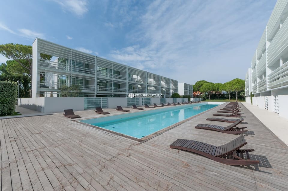 Property building, Day, Pool view, Swimming pool, sunbed