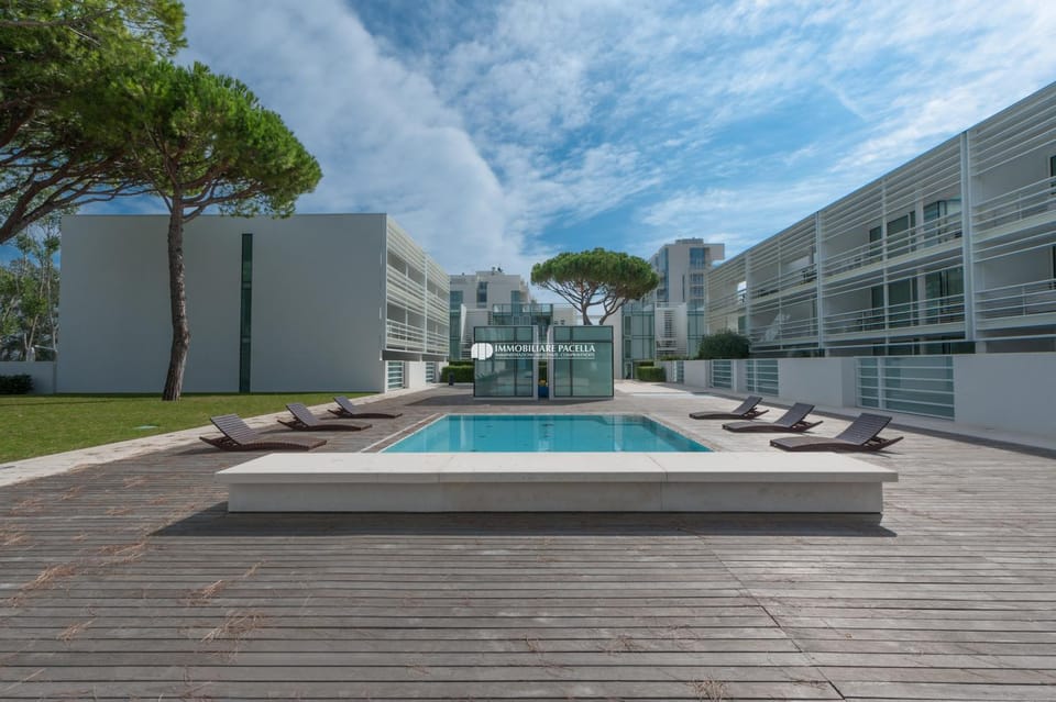 Property building, Day, Pool view, Swimming pool