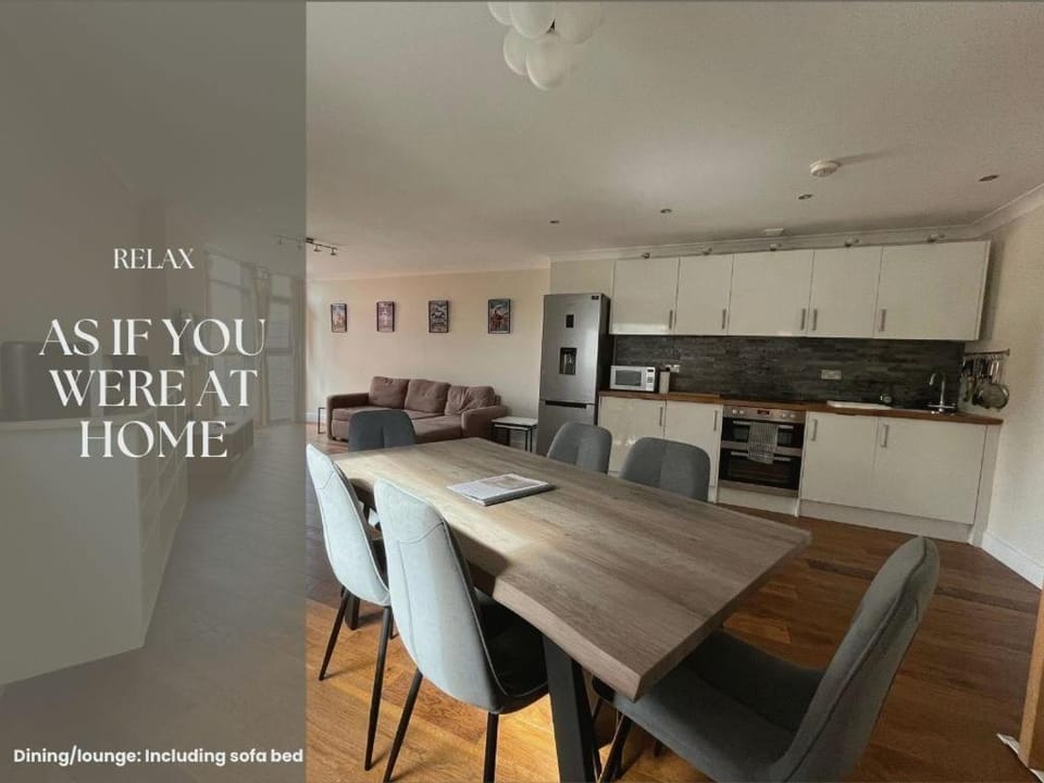 Ultra-Luxury City centre 2 bed apartment, with FREE parking Apartment in Cardiff