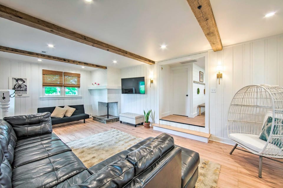 3 Mi to Dutch Wonderland: Serene Home w/ Deck House in Pennsylvania